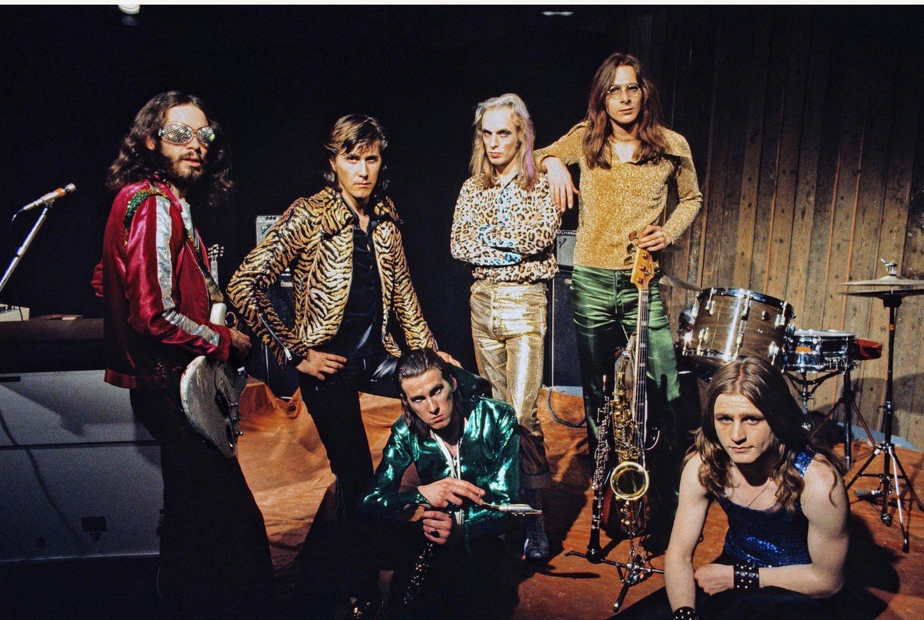 Photo of rock band Roxy music posing with their instruments